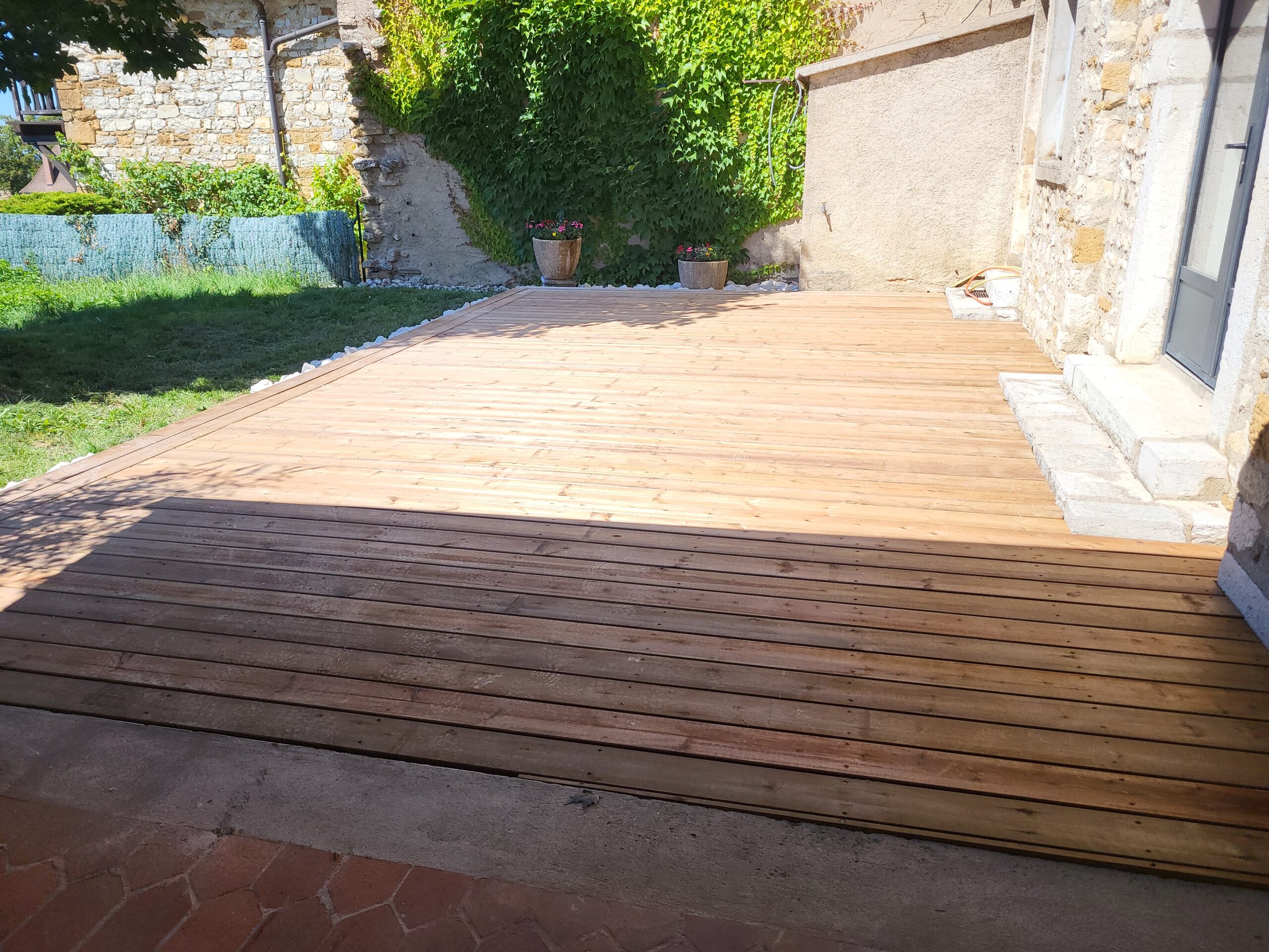 Terrasse dans l’Ain : quel matériau choisir entre la pierre et le bois