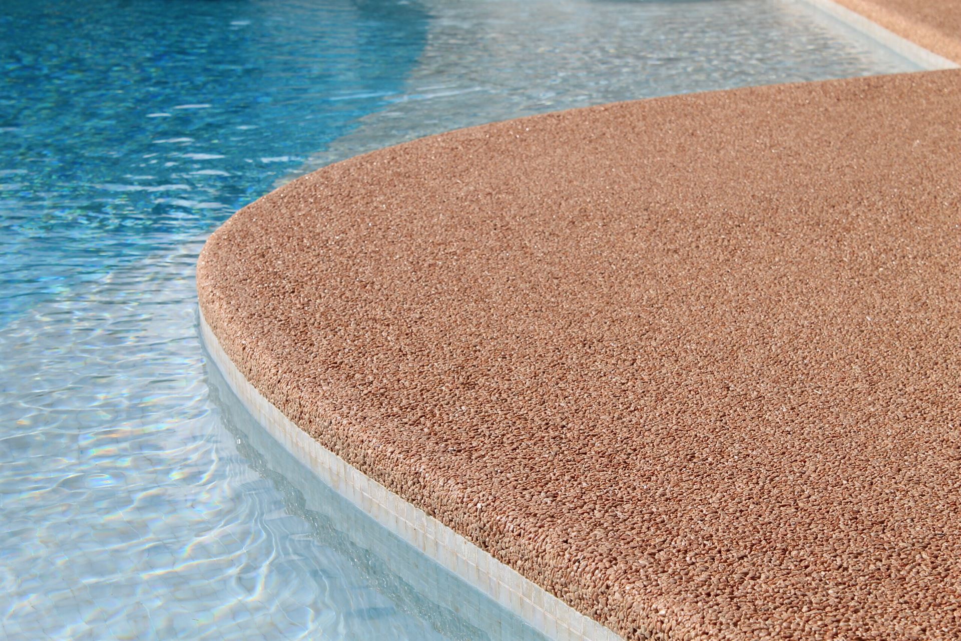 Résine moquette de pierre pour piscine à Bourg-en-Bresse