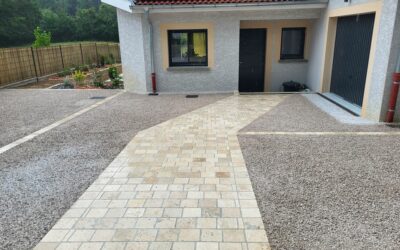 Pose de pavés dans l’Ain : pavés en béton et pavés en pierre – Quelle option privilégier ?