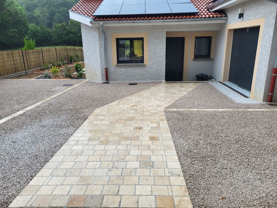 Pose de pavés dans l'Ain : pavés en béton et pavés en pierre - quelle option privilégier ?